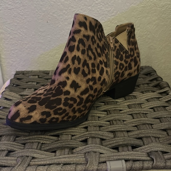 Leopard Heel Boots Women's size 10W cloudwalkers by avenue - Picture 2 of 12